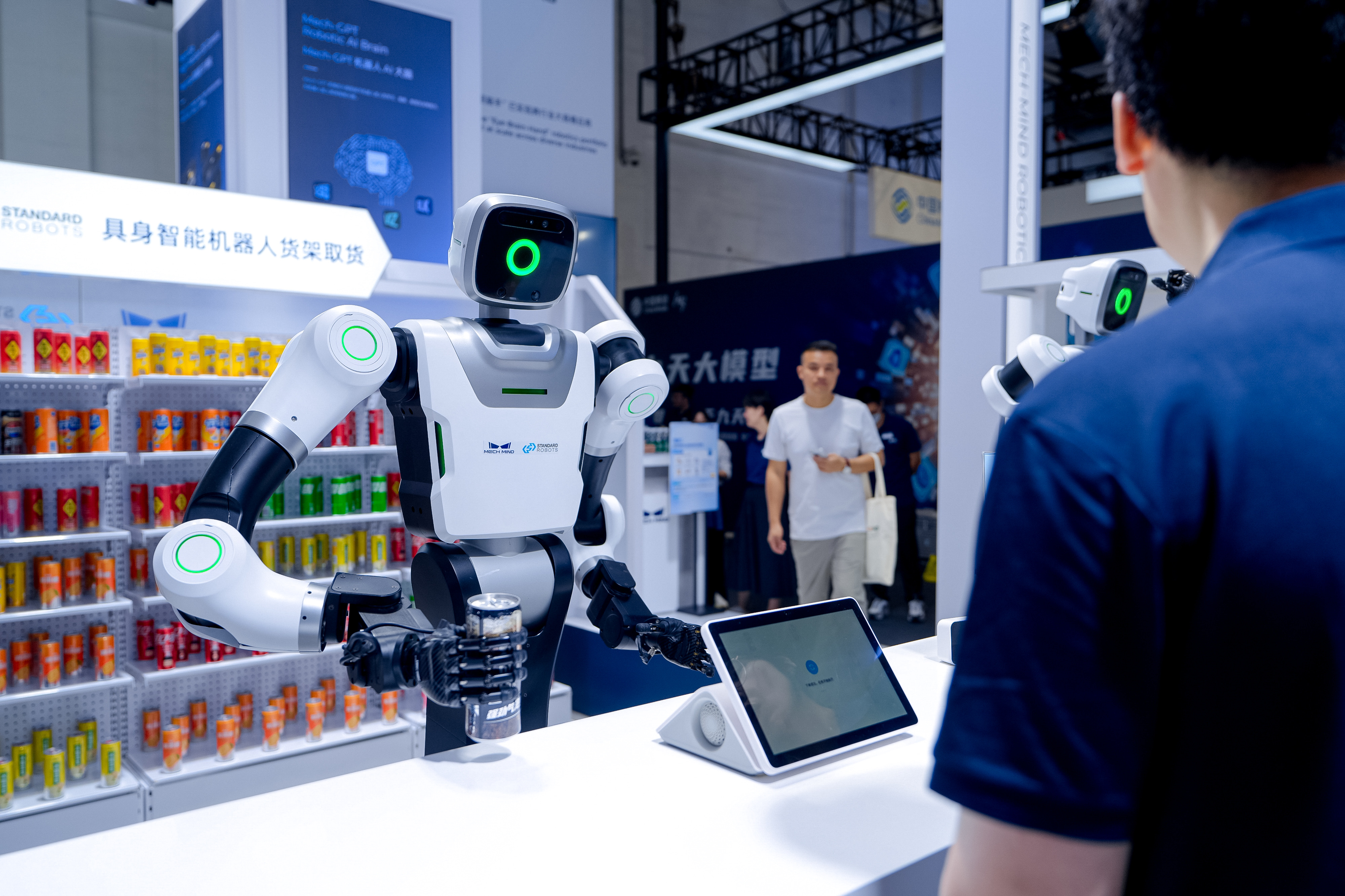 梅卡曼德WAIC 2025现场演示-人形机器人自主取货