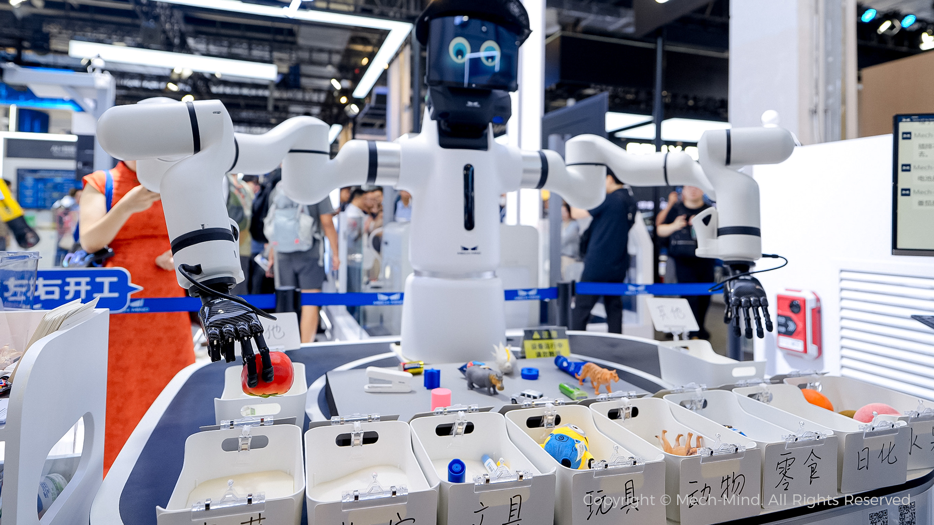 WAIC 2025 | 双臂机器人叠衣、人形机器人取货、海量种类物体操作，梅卡曼德全景展示具身智能“眼脑手”能力