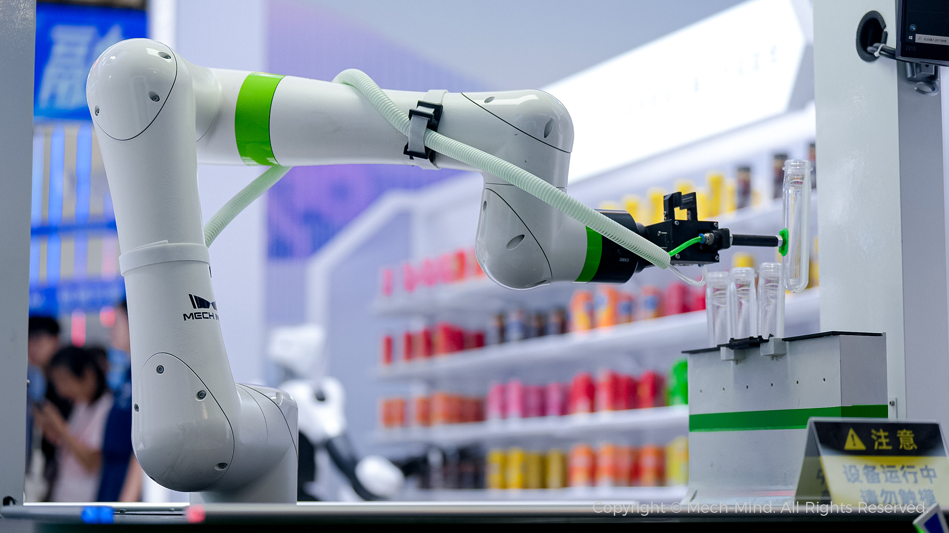 WAIC 2025 | 双臂机器人叠衣、人形机器人取货、海量种类物体操作，梅卡曼德全景展示具身智能“眼脑手”能力