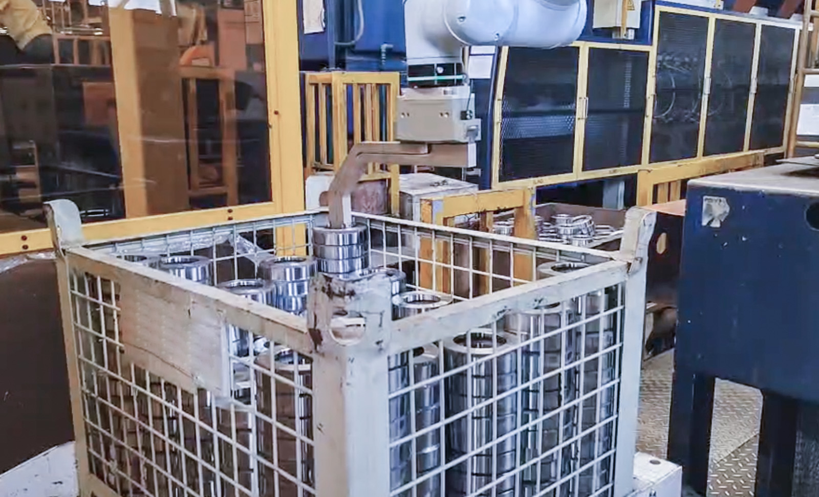 AI视觉引导高反光金属圆环深筐上料 | 某大型汽车零部件厂