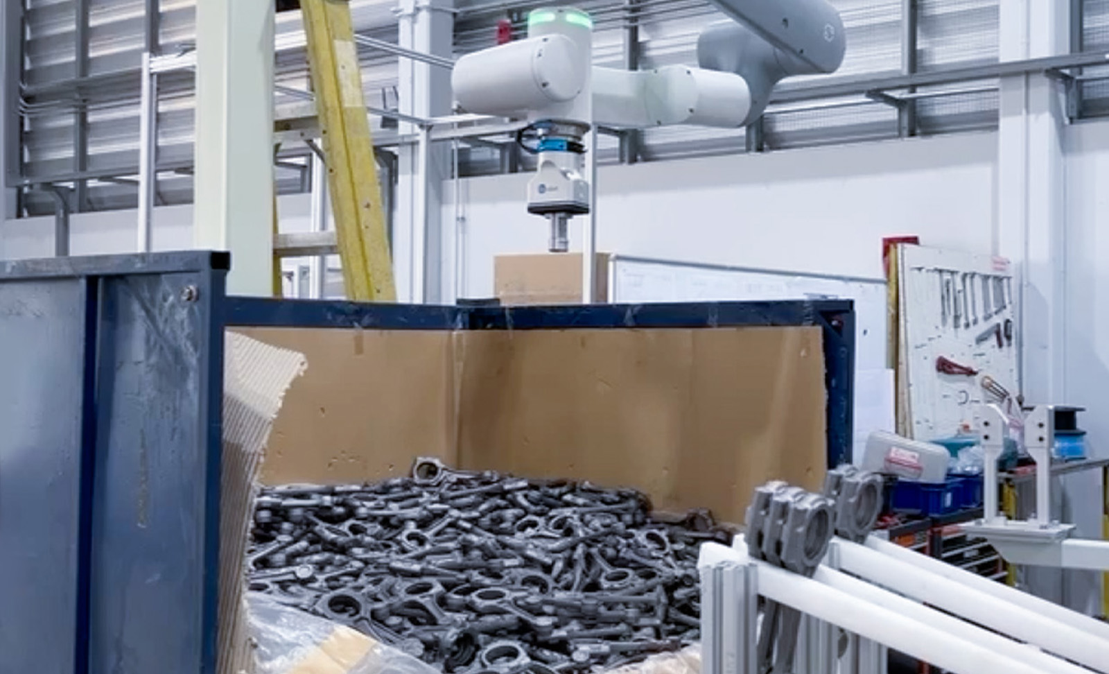 AI视觉引导发动机连杆无序上料 | 国际某头部汽车品牌