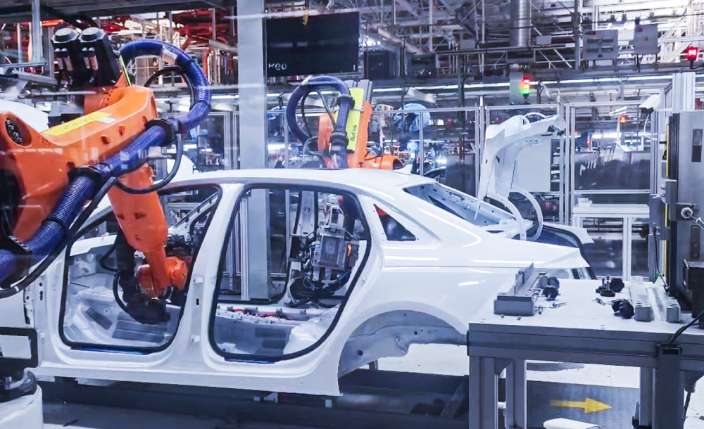 AI+机器人驱动汽车总装智造升级，实现高精度、高效率、高柔性整车装配