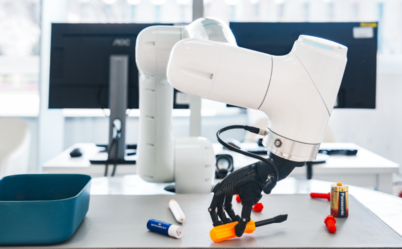 梅卡曼德具身智能“手眼脑”泛化能力强大，仅需自然语言指令即可让机器人完成各种复杂任务