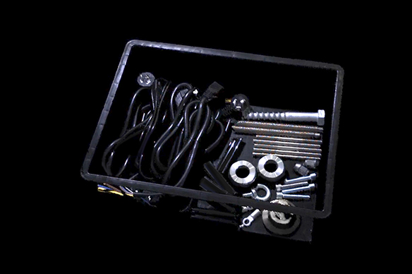 黑色线缆及高反光金属件