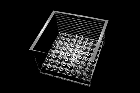 深筐摆放的高反光金属件