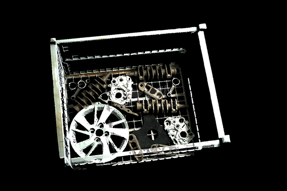 深筐随意摆放的各种工件