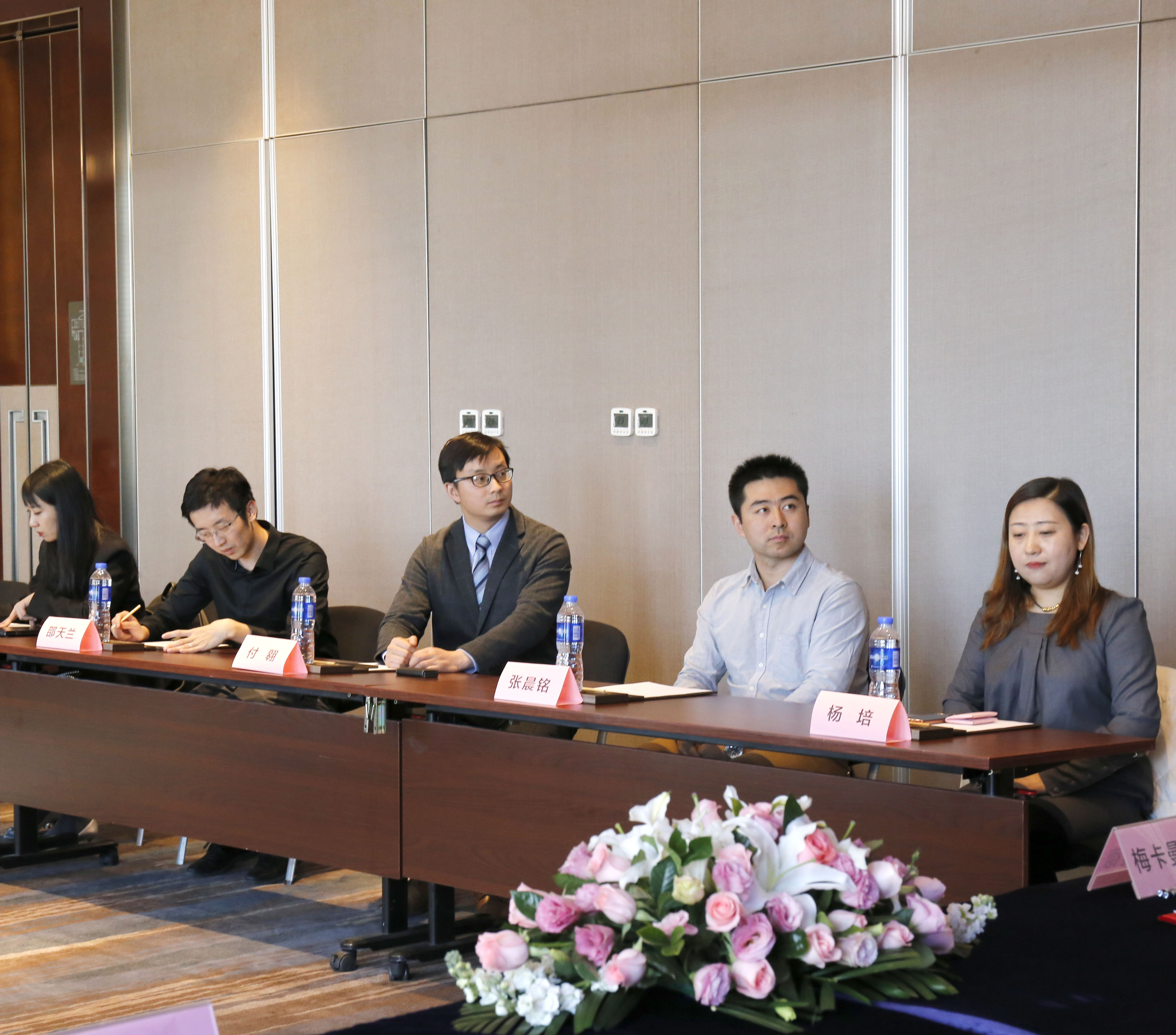 安川首钢机器人有限公司与梅卡曼德（北京）机器人科技有限公司签订战略合作协议