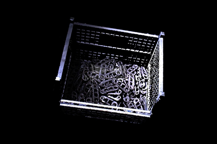 散乱堆叠的工件（链轨节）