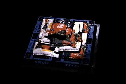 带有图案且紧密堆叠的麻袋