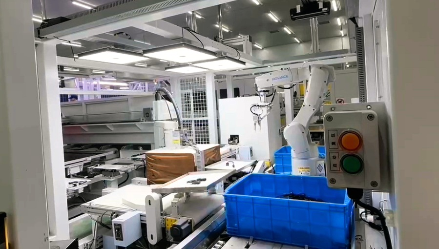 AI视觉引导光伏接线盒上料 | 某大型光伏企业